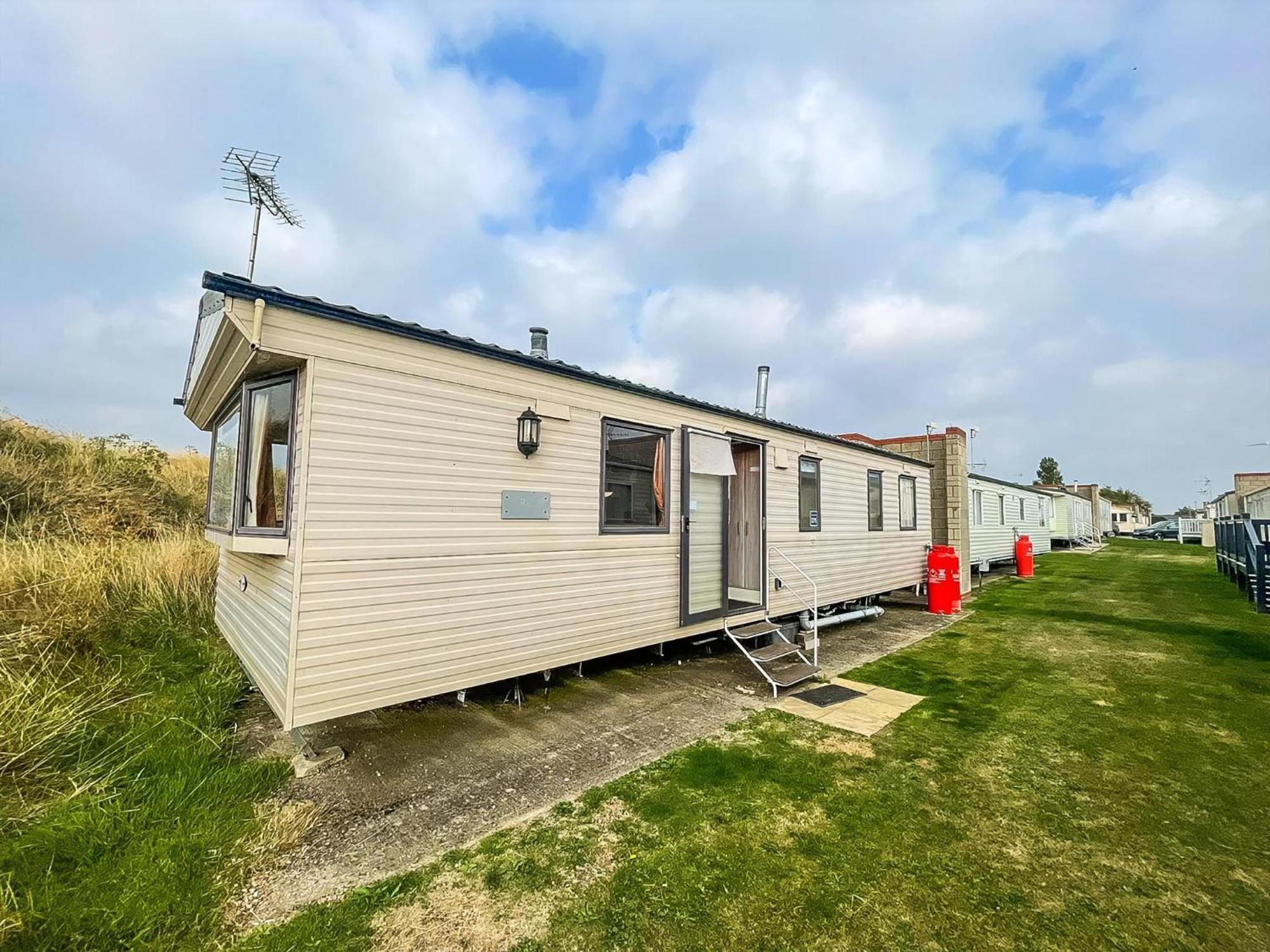 Lovely 6 Berth Caravan At Naze Marine Holiday Park In Essex Ref 17275C Walton-on-the-Naze Zewnętrze zdjęcie